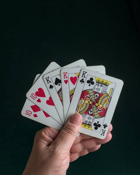 Mobile phone displaying live blackjack table interface on qq88 app